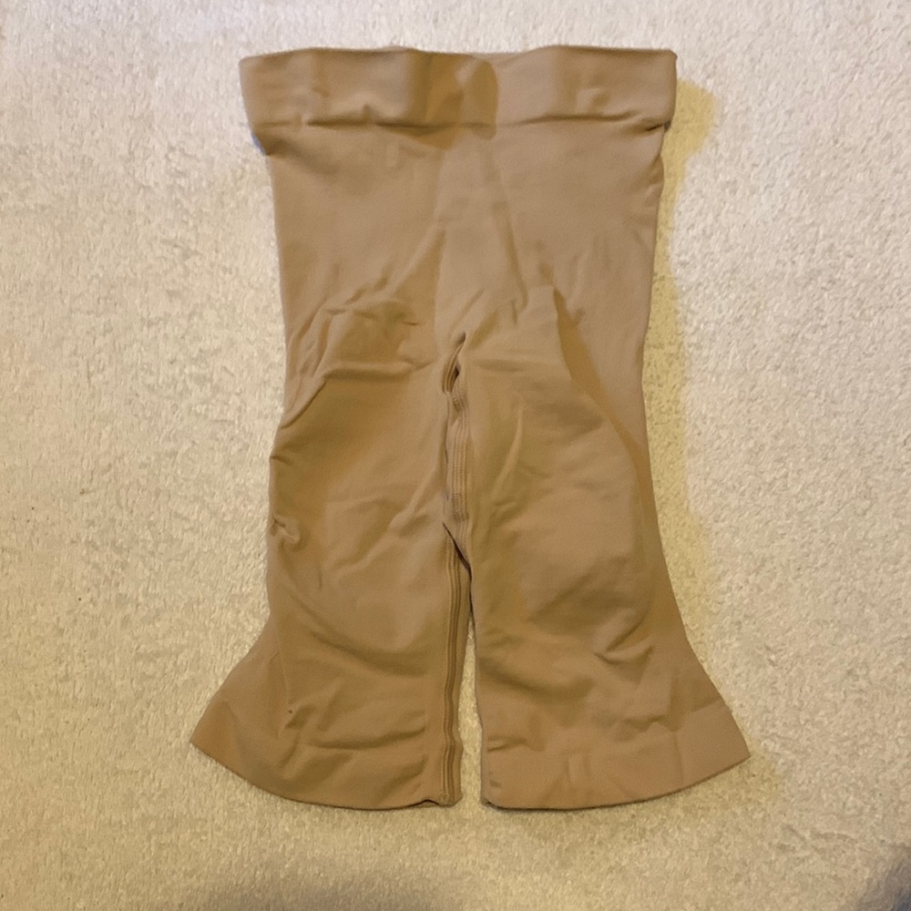 SKIMS SCULPTING SHORT MID THIGH W/ OPEN GUSSET | CLAY - Picture 3 of 6